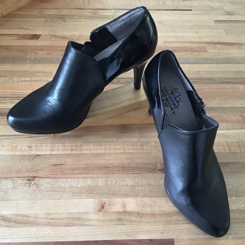 Life stride Velocity memory foam 3.5” heel side zip bootie/ faux patent …